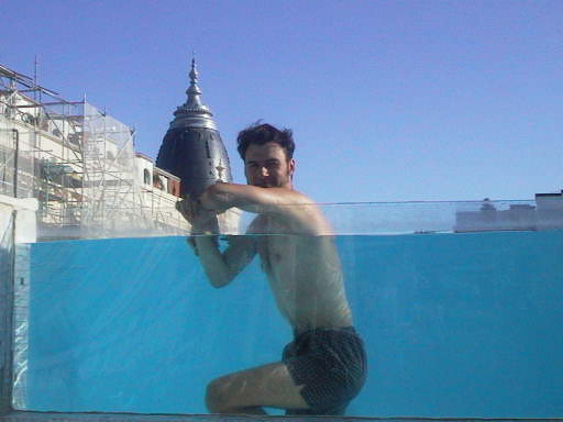 Claus Cool am Pool